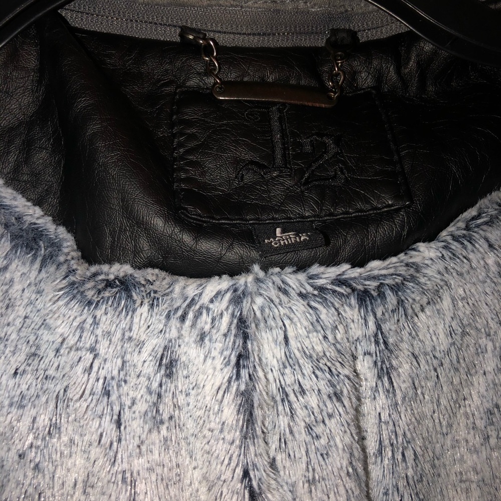 Large women’s leather coat - Picture 4 of 6